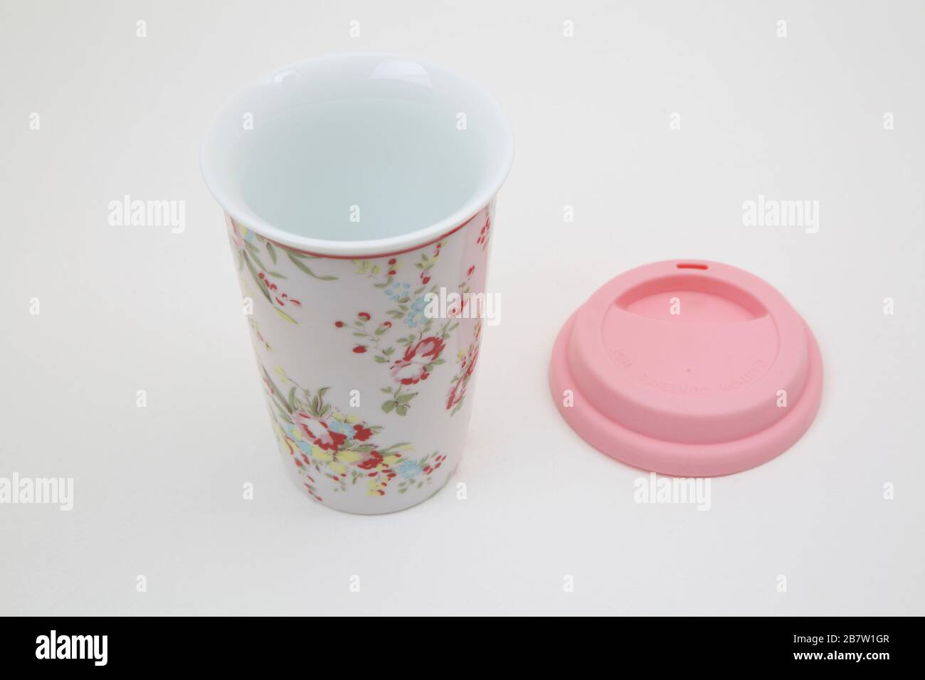 Reisetugel aus Porzellan mit Silikondeckel Stockfoto