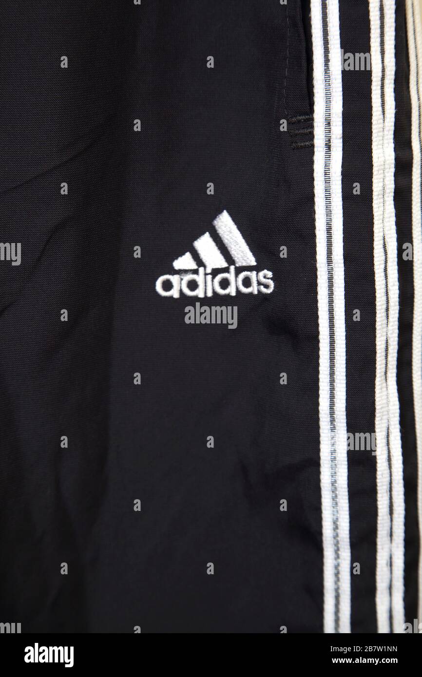 Nahaufnahme des Adidas-Logos auf der Trainingshose Stockfoto