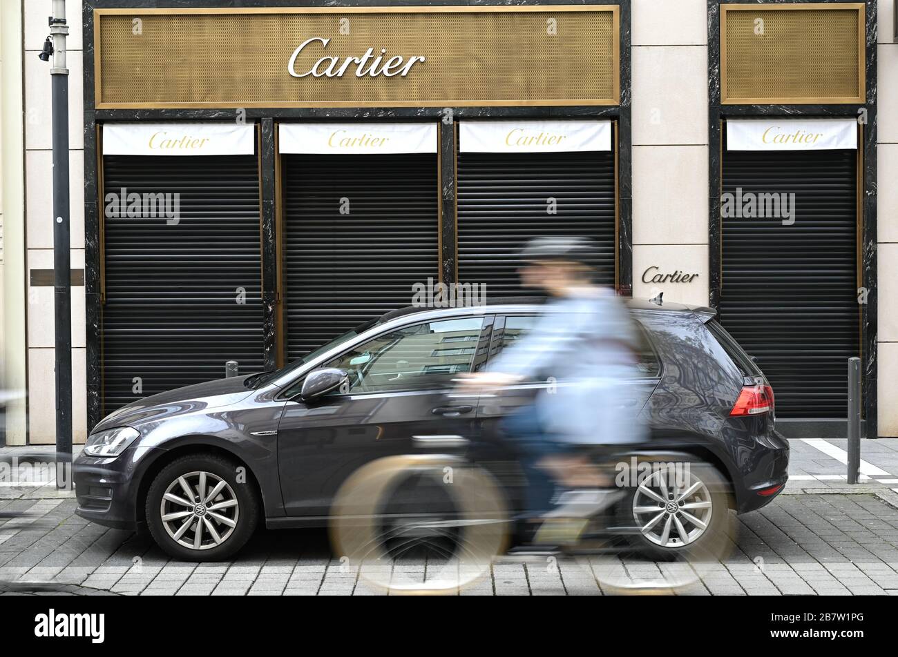 18. März 2020, Hessen, Frankfurt am Main: An der Filiale des Luxusjuweliers Cartier an der Frankfurter Goetestraße wurden die Fensterläden wegen der Schließung heruntergelassen. Wegen der Verbreitung des Corona-Virus sind heute Bars, Kinos, Bordelle, Theater, Museen, Diskotheken und viele Geschäfte geschlossen. Foto: Arne Dedert / dpa Stockfoto