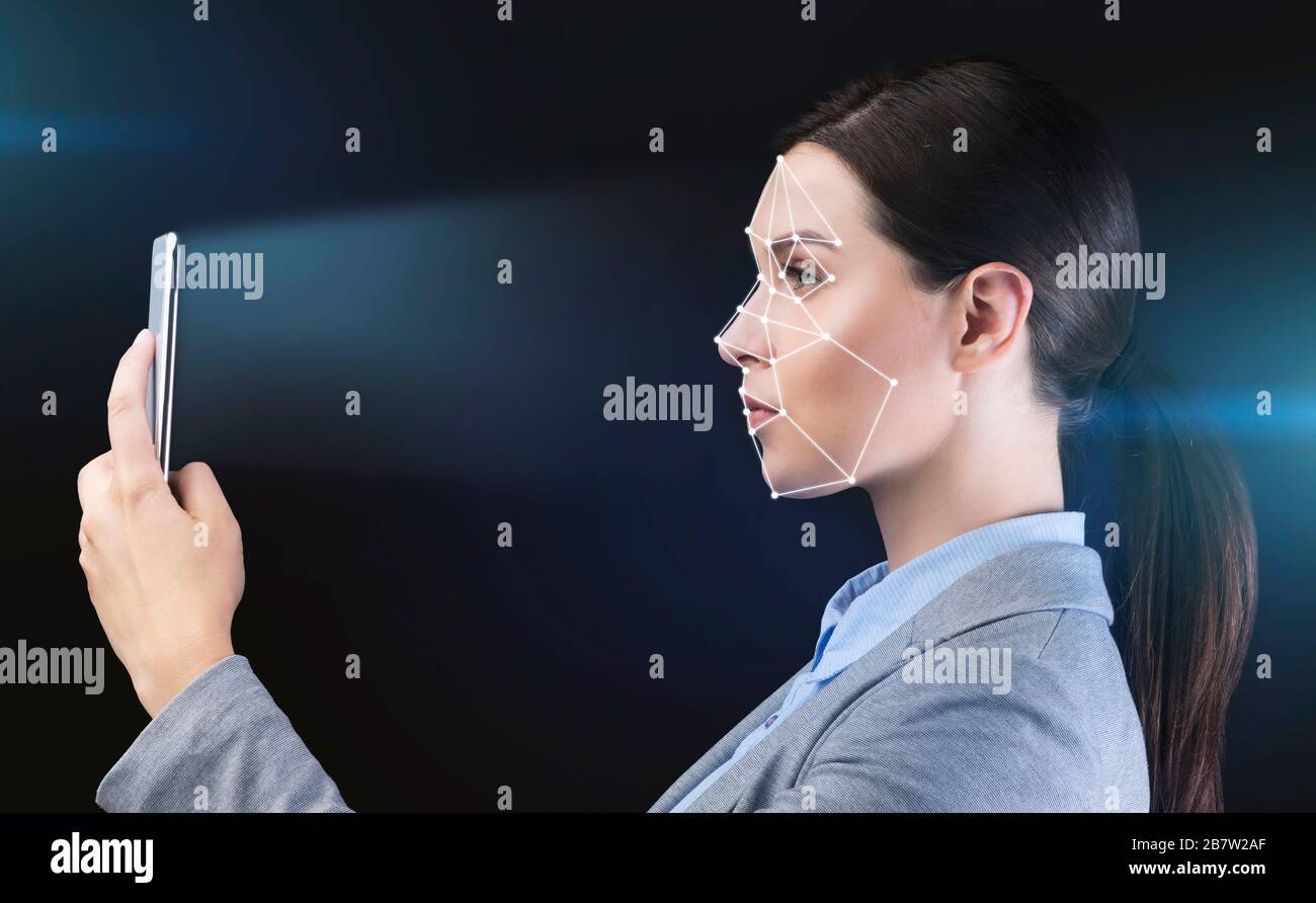Biometrische Verifizierung. Geschäftsfrau mit Smartphone mit Gesichtserkennung auf schwarzem Hintergrund, Seitenansicht Stockfoto