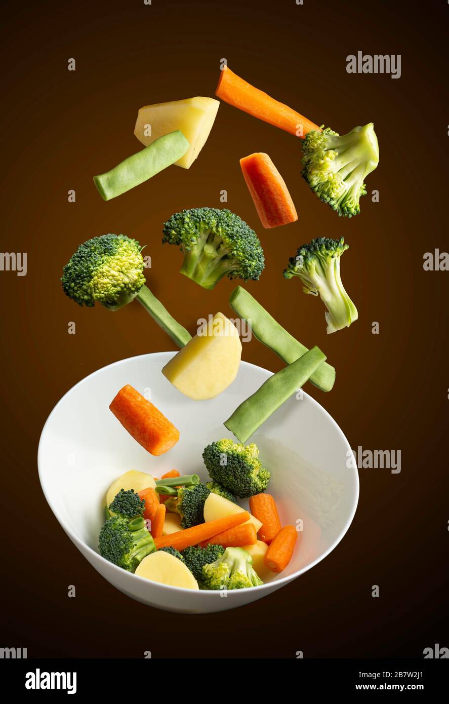 Gekochtes Gemüse auf schwarzem Grund, grüne Bohne, Brokkoli, Kartoffel Stockfoto