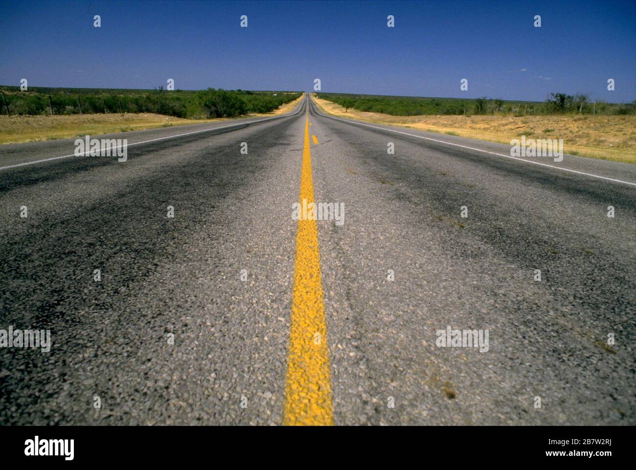 Leicht befahrene State Highway in West Texas. ©Bob Daemmrich Stockfoto