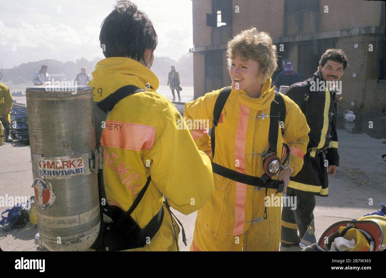 College Station Texas USA: Weibliche Industriefeuerwehrkräfte bereiten sich auf einen simulierten Hausbrand an der Ausbildungsschule vor. ©Bob Daemmrich Stockfoto