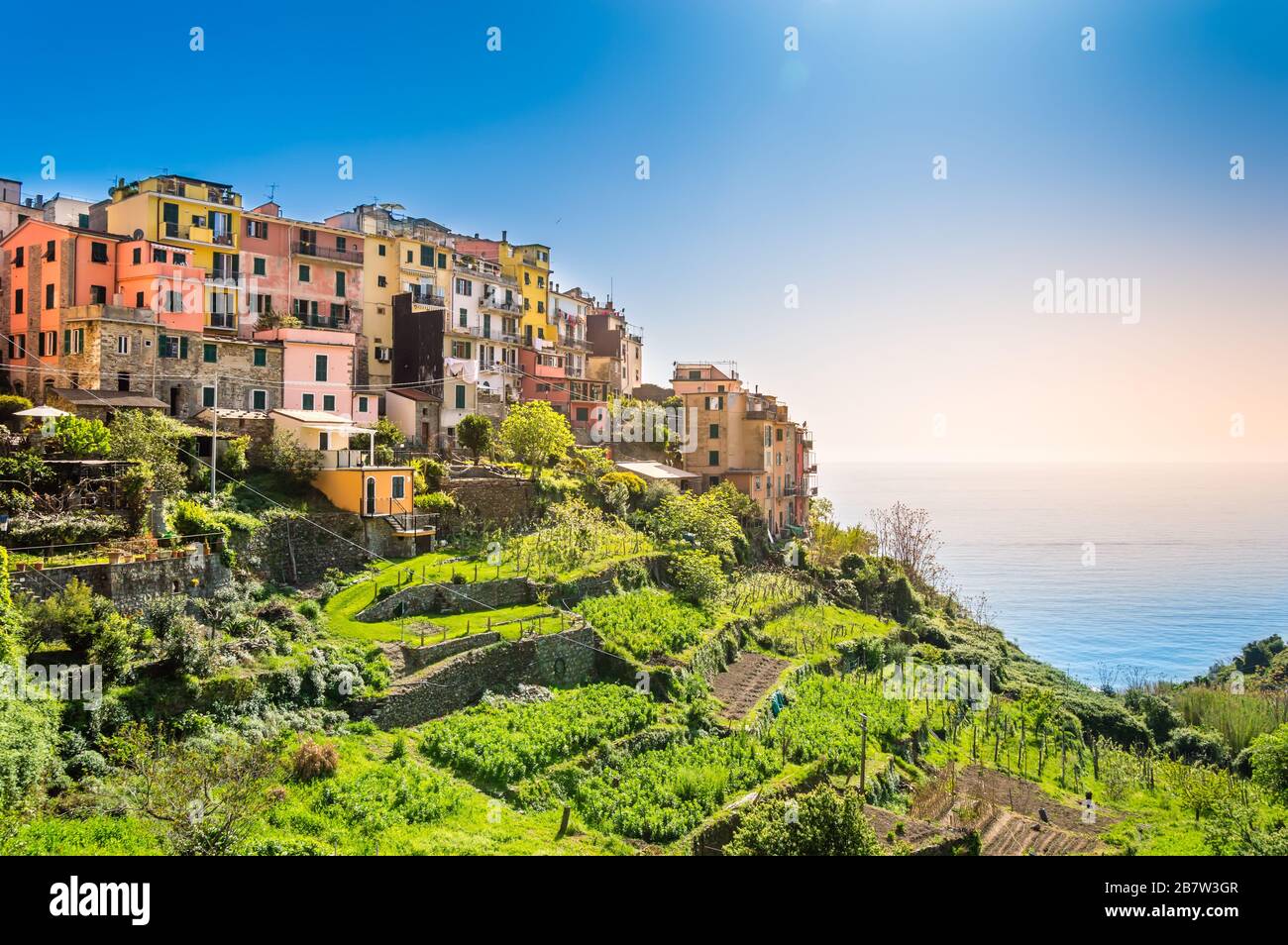 Corniglia, Cinque Terre - schönes kleines Dorf mit bunten Gebäuden auf der Klippe mit Blick auf das Meer. Cinque Terre National Park mit rauer Küste Stockfoto