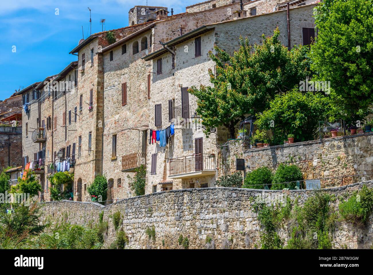 Colle di Val d'Elsa, Toskana / Italien: Charakteristische Häuser der malerischen, dicht bebauten historischen Oberstadt Colle Alta, im Juni. Stockfoto