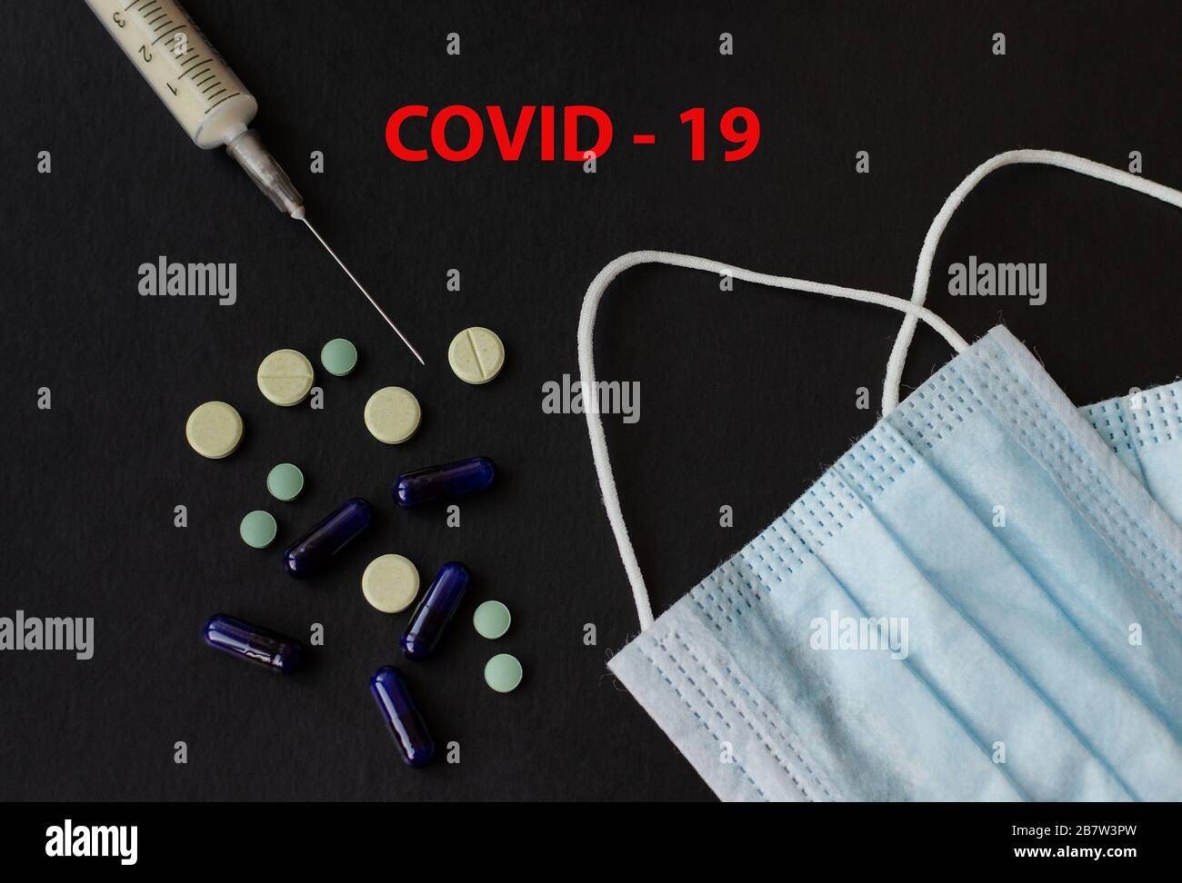 Medizinische Schutzmaske und Medikamente, Viruspillen, Quecksilberthermometer, Spritze mit der Aufschrift Wuhan coronavirus 2019-nKoV. Wuhan coron Stockfoto