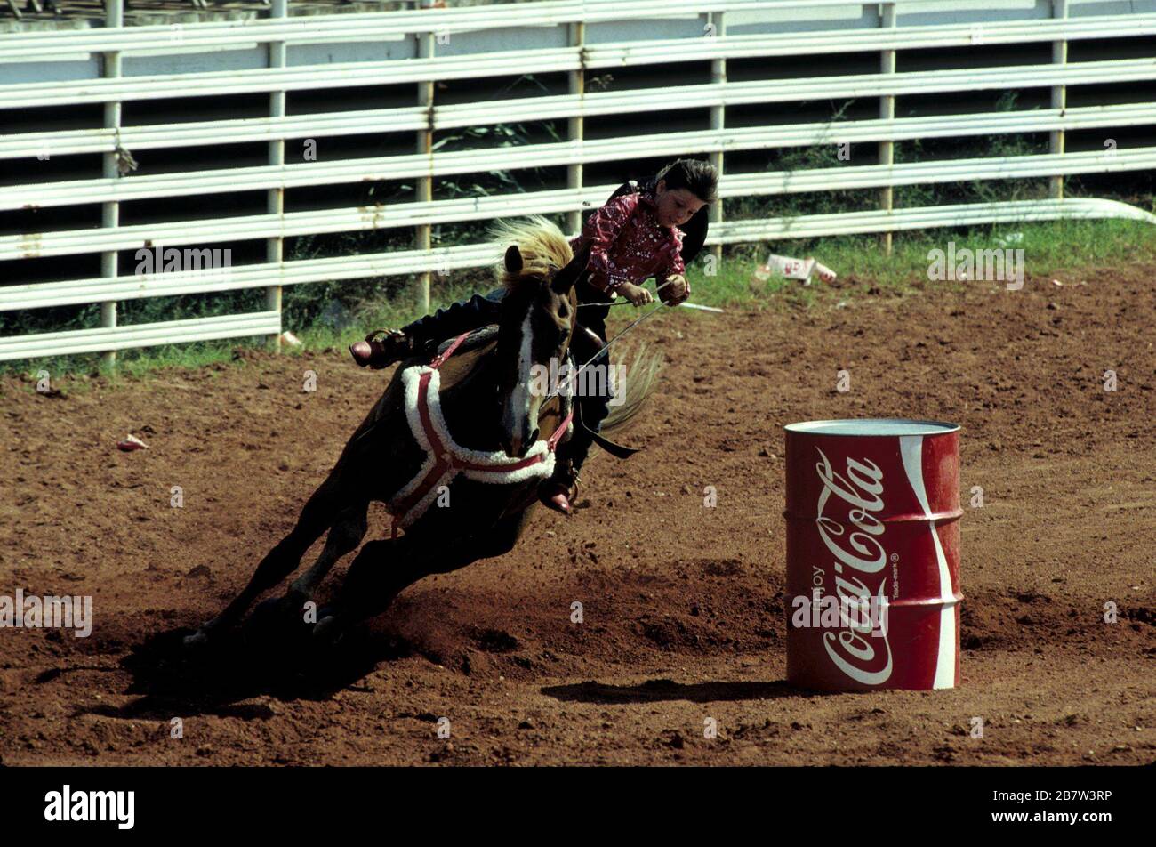 Stamford, Texas USA: Teenager, die beim Texas Cowboy Reunion Rodeo an einem Barrel-Rennen teilnehmen. ©Bob Daemmrich Stockfoto