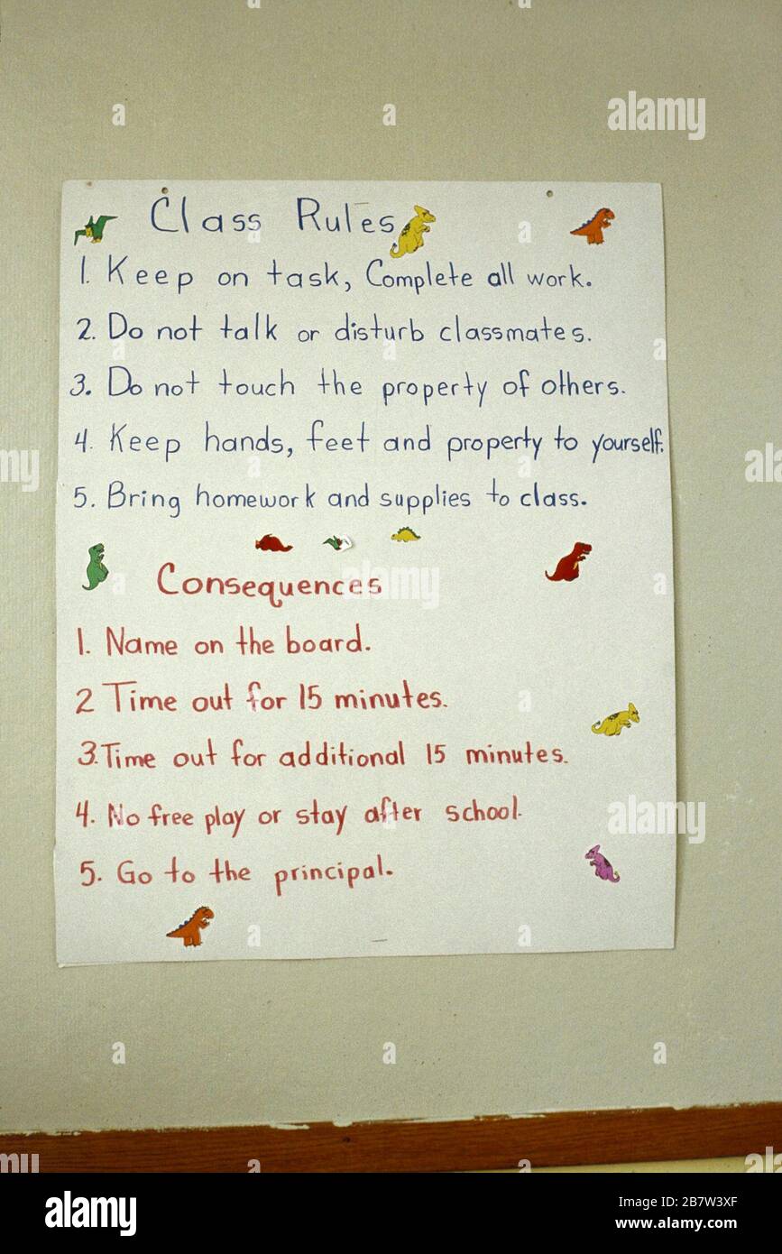 Handschriftliche Liste der Klassenregeln und Konsequenzen, die auf dem Schwarzen Brett der Grundschule veröffentlicht wurde. ©Bob Daemmrich Stockfoto