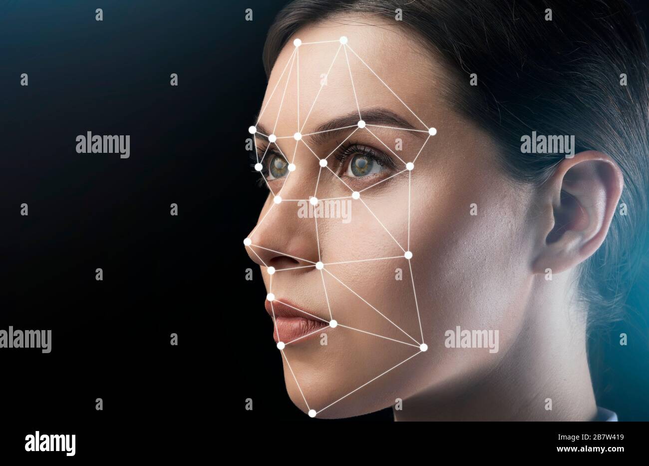 Schöne Frau mit Rasterfeld auf dem Gesicht vor schwarzem Hintergrund, Platz für Text. Panorama Stockfoto