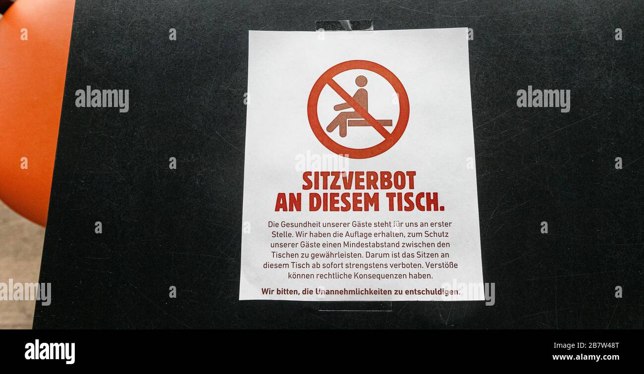 18. März 2020, Hamburg: Ein Schild mit der Aufschrift "an diesem Tisch sitzt nicht" zeigt an, dass dieser Tisch nicht belegt sein darf, um einen Mindestabstand zwischen Gästen in einem Restaurant einzuhalten. Der Mindestabstand soll eine Infektion mit dem Coronavirus verhindern. Foto: Markus Scholz / dpa Stockfoto