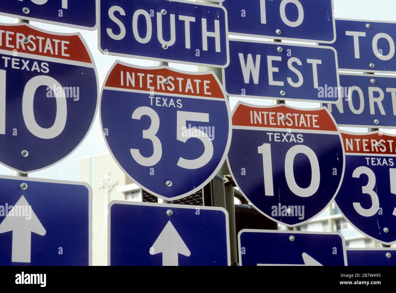 San Antonio, Texas USA: Straßenschilder entlang der Autobahn in der Innenstadt. ©Bob Daemmrich Stockfoto