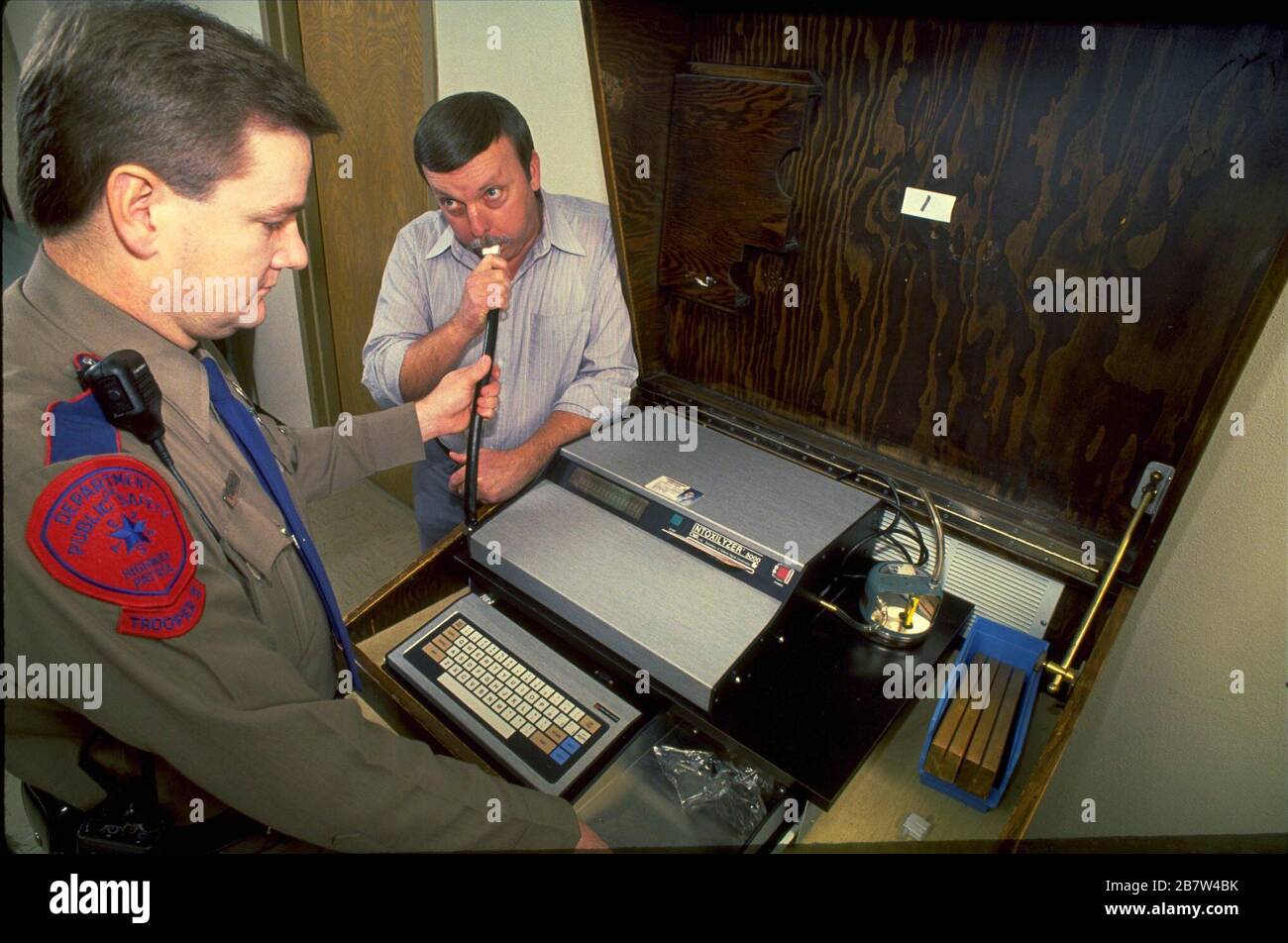 Austin Texas USA: Beim Fahren bei Rausch (DWI) wird vermutet, dass es Schläge in den Schlauch gibt, um einen Alkoholtest zu machen, der vom Bürotechniker des Sheriffs durchgeführt wird. HERR ©Bob Daemmrich Stockfoto