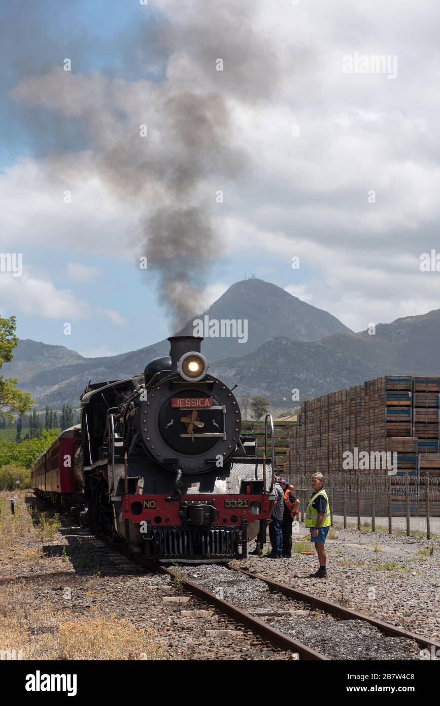 Elgin, Westkap, Südafrika. 2019. Elgin Station in der Overberg Region des Westkap. Besucher, die Jessica eine alte Dampfmaschine sehen. Stockfoto