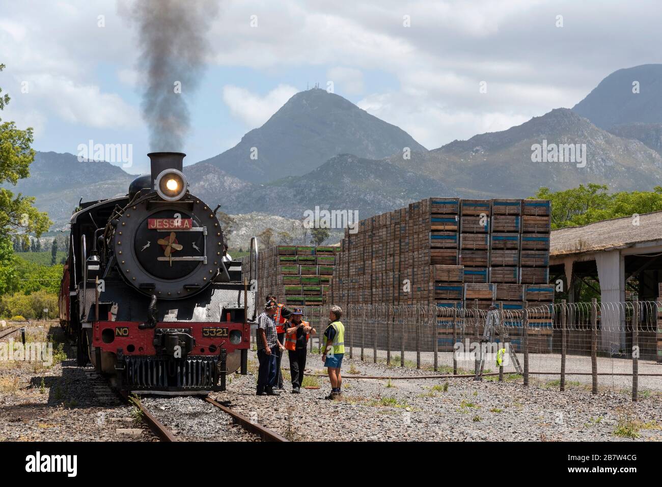 Elgin, Westkap, Südafrika. 2019. Elgin Station in der Overberg Region des Westkap. Besucher, die Jessica eine alte Dampfmaschine sehen. Stockfoto