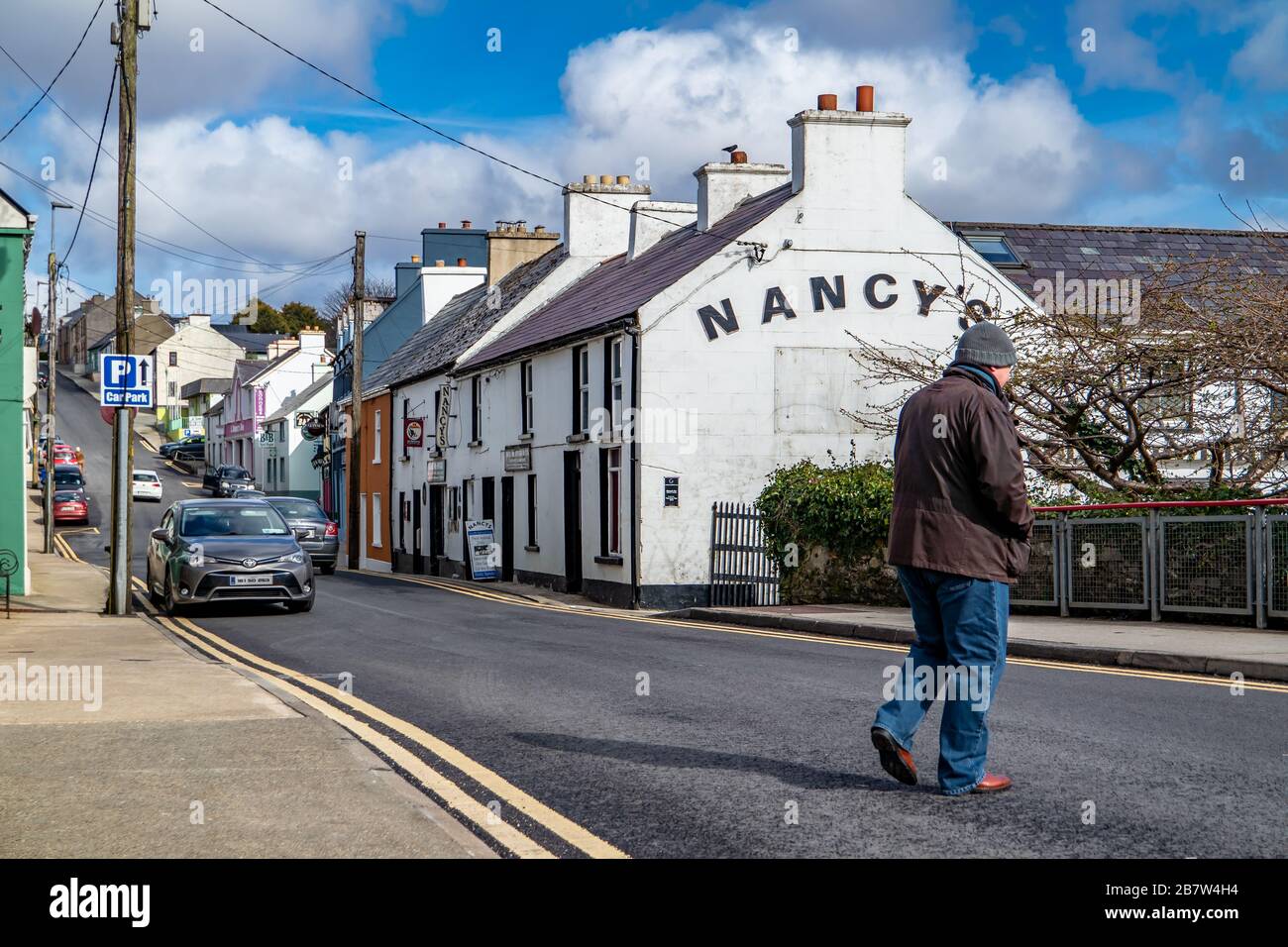 ARDARA, COUNTY DONEGAL/IRLAND - 13. MÄRZ 2020: Ardara-Stadt ist während des Corona-Ausbruchs immer noch beschäftigt. Stockfoto