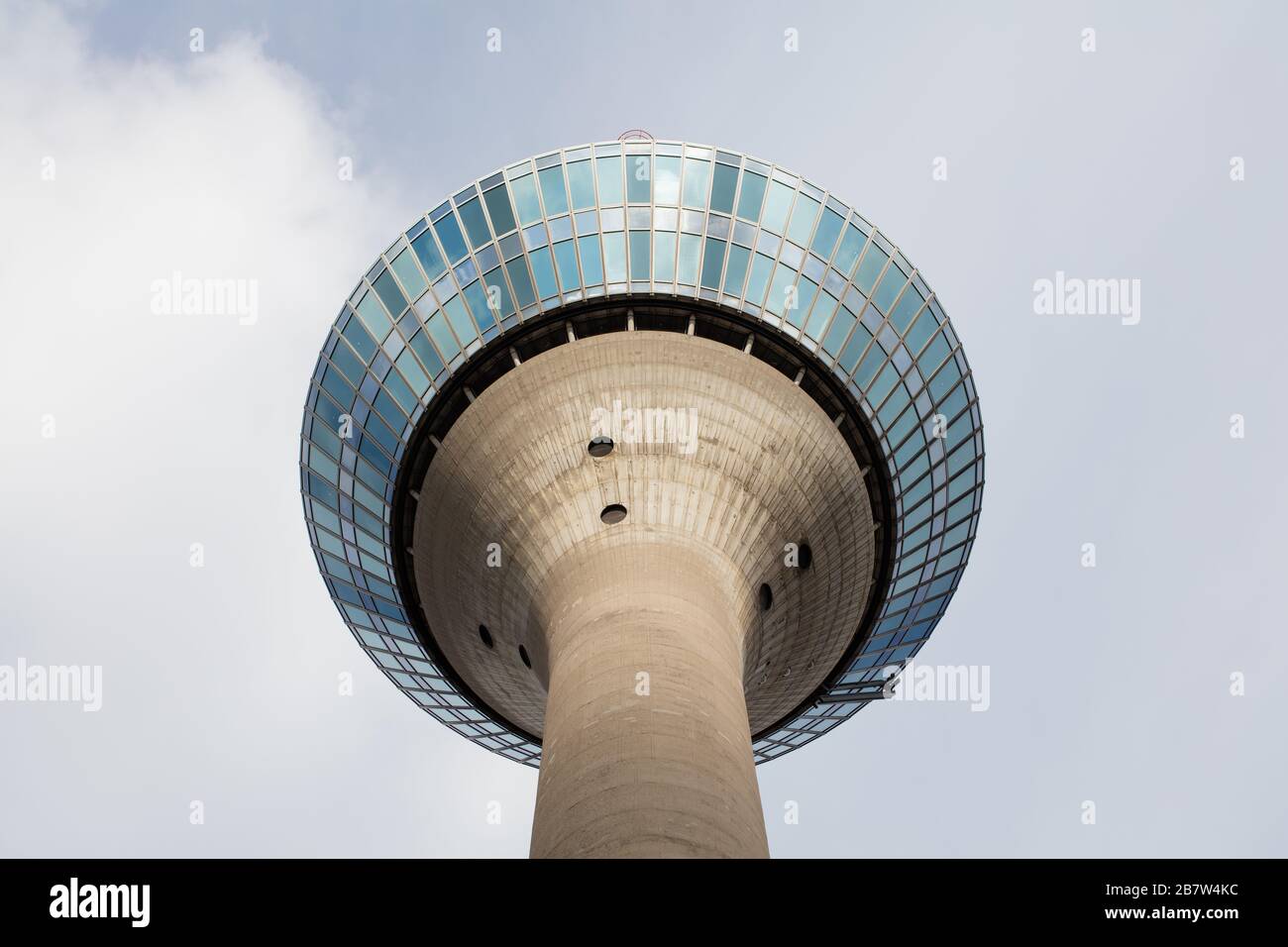 Der Rheinturm, Rheinturm, ist ein 240,5 Meter hoher Fernmeldeturm aus Beton in DŸsseldorf, der Hauptstadt des Bundeslandes NordRhein-Westpha Stockfoto