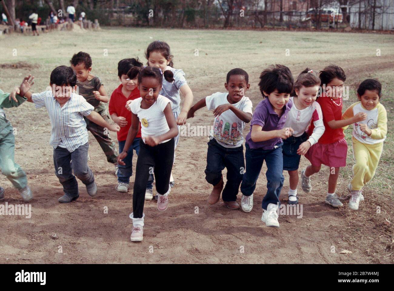 Austin, Texas USA: Kindergartenschüler laufen während der Sportausbildung auf dem Schulhof. ©Bob Daemmrich Stockfoto