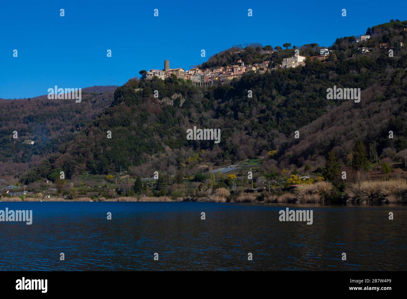 Nemi Village vom See aus gesehen (Blick in den niedrigen Winkel) Stockfoto