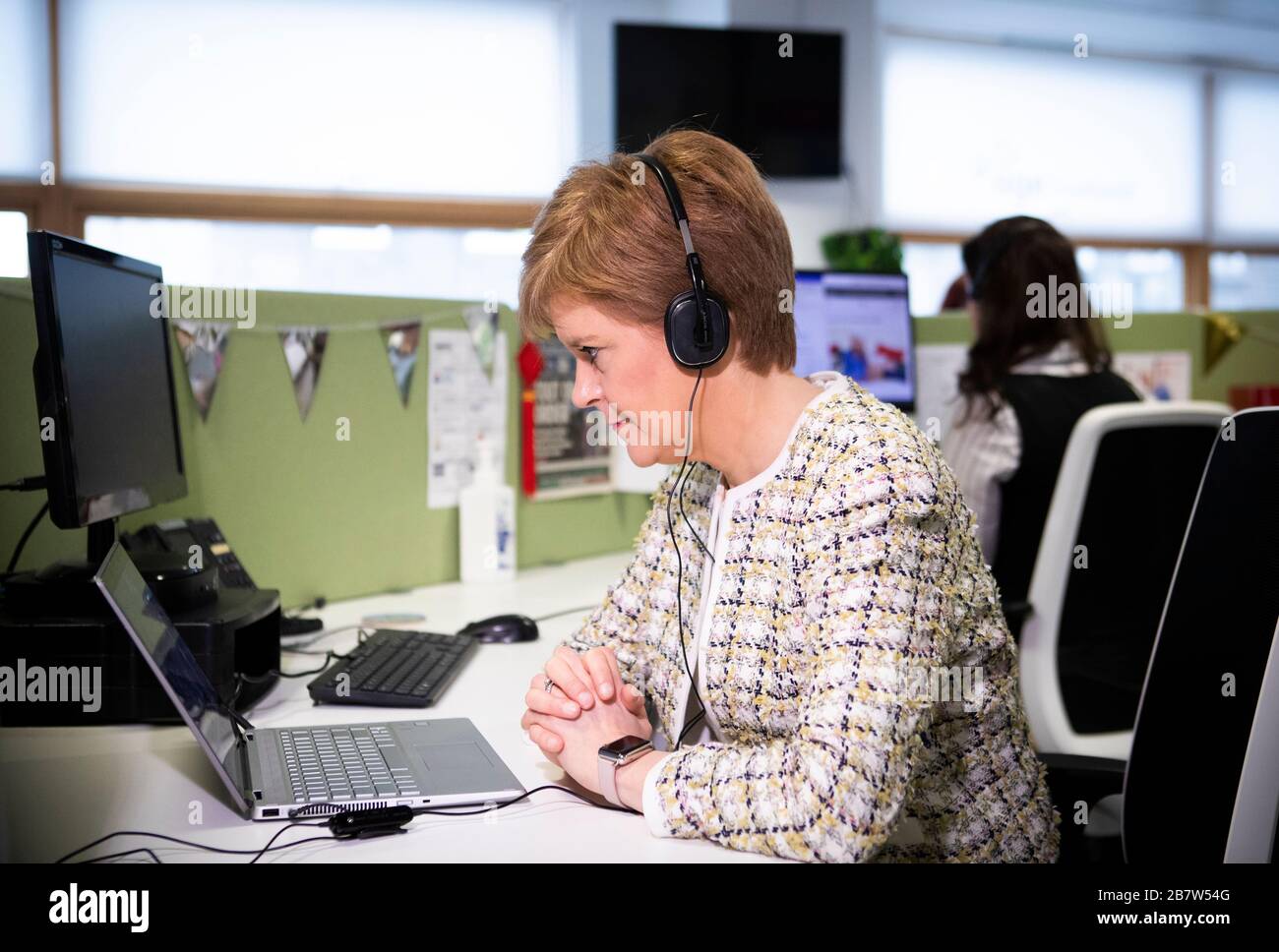 Erste Ministerin Nicola Sturgeon bei ihrem Besuch der von der schottischen Regierung unterstützten Age Scotland Helpline in Edinburgh, die Anrufe in Zusammenhang mit Coronavirus und seinen Auswirkungen auf ältere Menschen abhandelt. Stockfoto