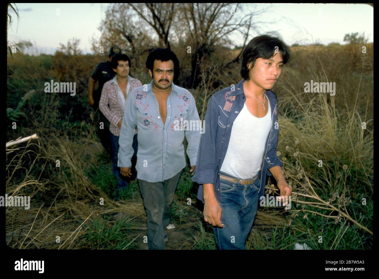 US-Grenzschutzbeamter nimmt junge mexikanische Männer fest, die illegal beim Überqueren nach Texas gefangen wurden. ©Bob Daemmrich Stockfoto