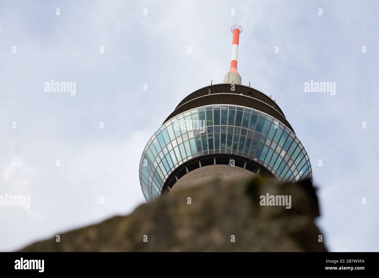 Der Rheinturm, Rheinturm, ist ein 240,5 Meter hoher Fernmeldeturm aus Beton in DŸsseldorf, der Hauptstadt des Bundeslandes NordRhein-Westpha Stockfoto