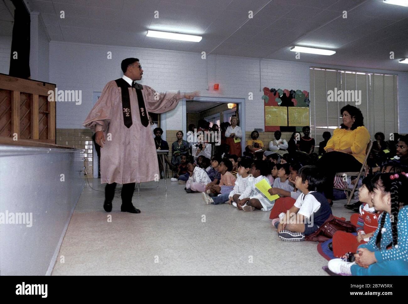 Austin, Texas USA: Der in Ministerrobe gekleidete Re-enactor tritt in der Grundschule zu Ehren des Martin Luther King Day auf. ©Bob Daemmrich Stockfoto
