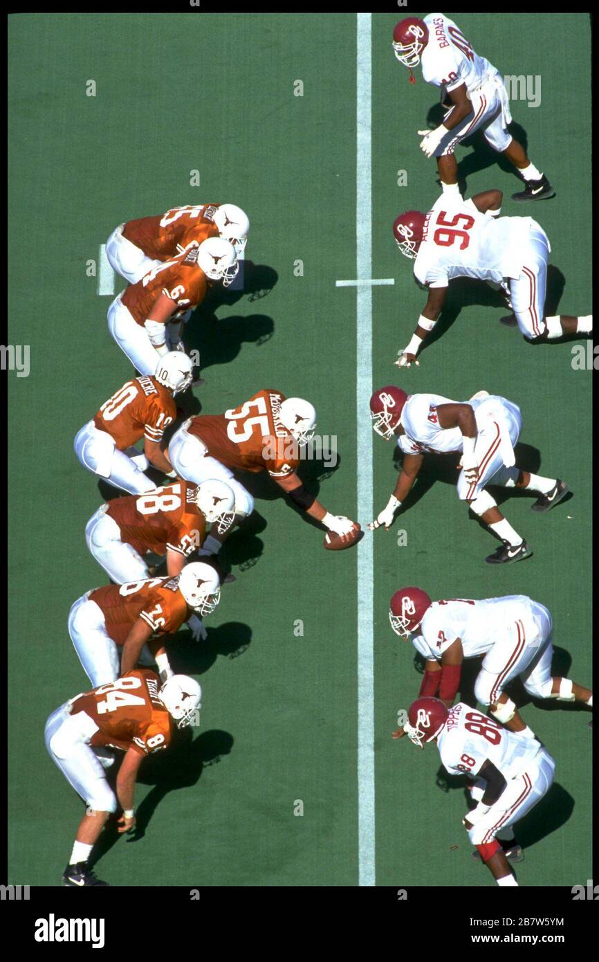 College-Football-Spiel mit der University of Texas-Mannschaft im Straftat. ©Bob Daemmrich Stockfoto