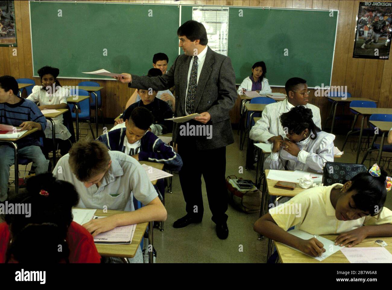 Austin Texas USA: Mathelehrer der Mittelschule, der in einer Kleiderhose, einer Sportjacke und einer Krawatte lebt, testet seine Schüler der Klassen 8. während des Unterrichts. Bob Daemmrich Stockfoto