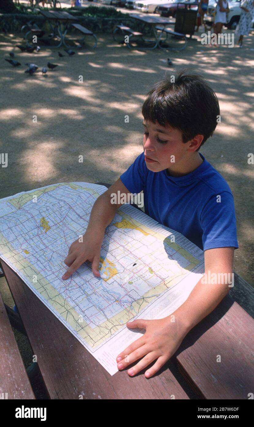 Der elfjährige Junge schaut sich den Fahrplan an. ©Bob Daemmrich Stockfoto