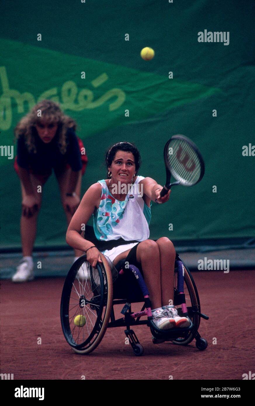 Barcelona, Spanien, 1992: Frau im Rollstuhl tritt bei den Paralympischen Spielen im Einzel-Tennis an. ©Bob Daemmrich Stockfoto