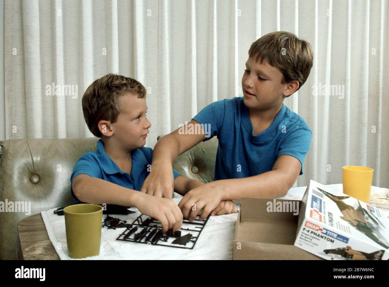 Austin Texas USA: Der ältere Bruder hilft seinem sechsjährigen jüngeren Bruder, ein Modellflugzeug zusammenzustellen. HERR ©Bob Daemmrich Stockfoto