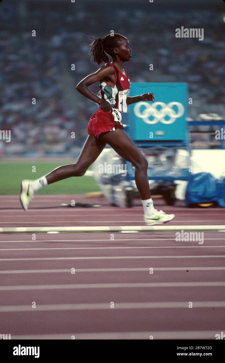 Barcelona, Spanien, 1992: Die Läuferin hat beide Füße vom Boden entfernt, als sie im Finale des 10.000-Meter-Rennens der Frauen auf der Strecke im Montjuic Stadium während der Olympischen Sommerspiele antritt ©Bob Daemmrich Stockfoto