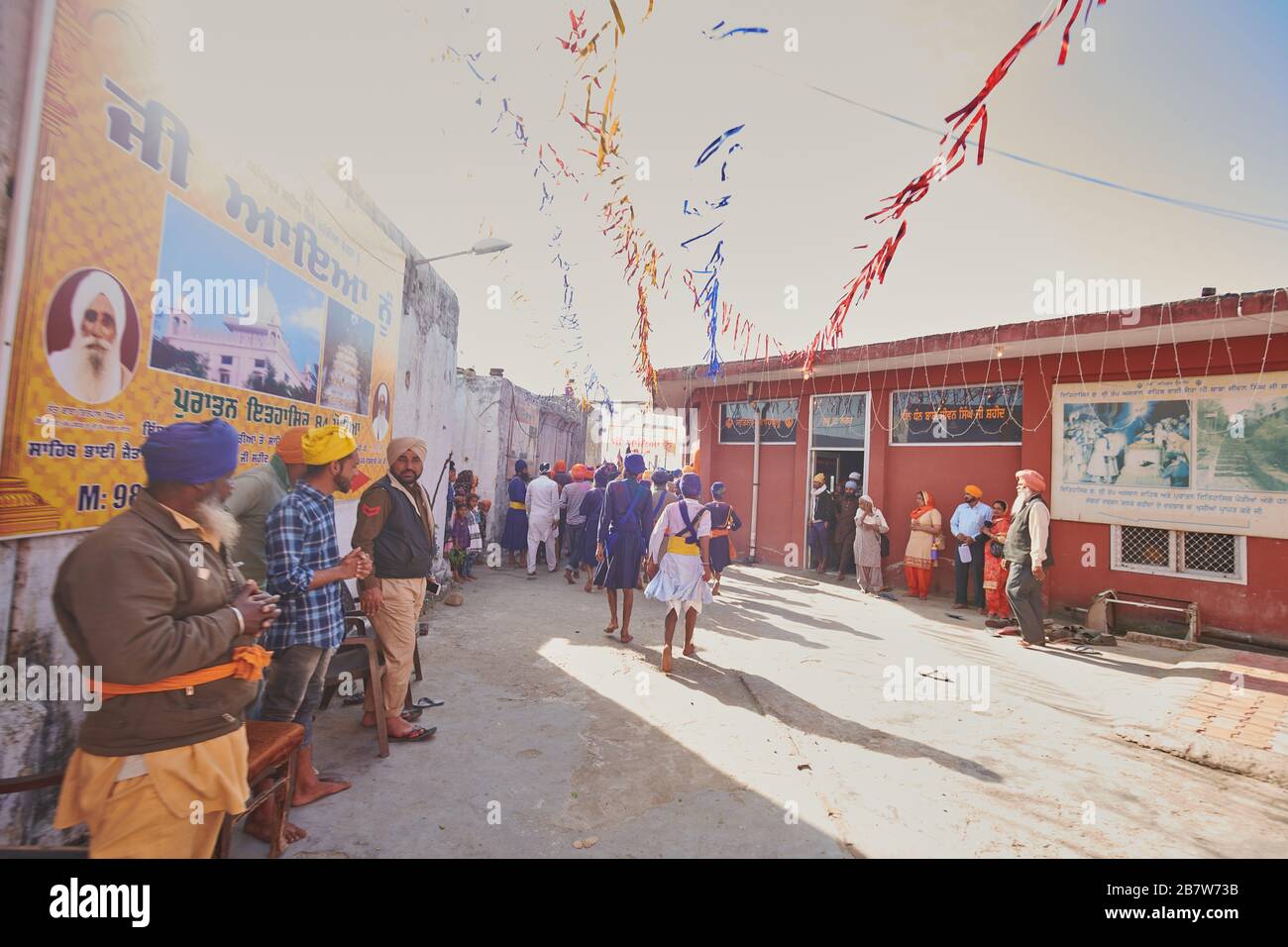 Nihang Sikhs in Gurudwara Qila Anangarh Sahib in Anandpur Sahib, Punjab, Indien anlässlich des Hola Mohalla Festivals. Stockfoto