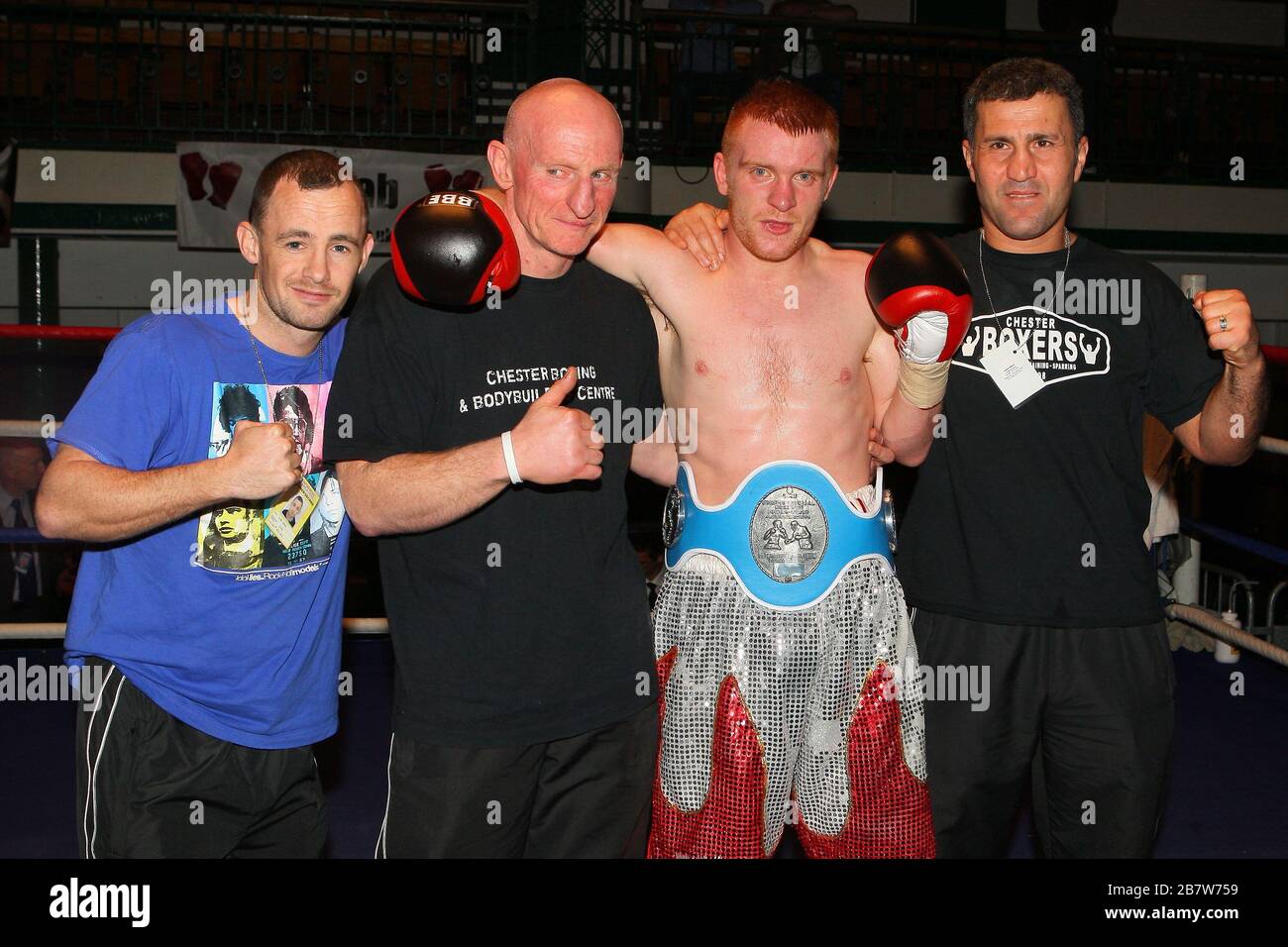 Chris Goodwin (Silber/rote Shorts) besiegt Wesley Hertoghe in einem Boxwettbewerb im Weltergewicht für die International Masters Ttile in der York Hall, Bethnal G Stockfoto