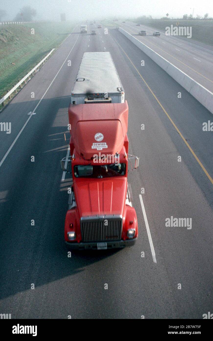 Austin Texas USA: Lastwagen und Autos fahren auf dem Interstate Highway 35 durch Travis County. ©Bob Daemmrich Stockfoto