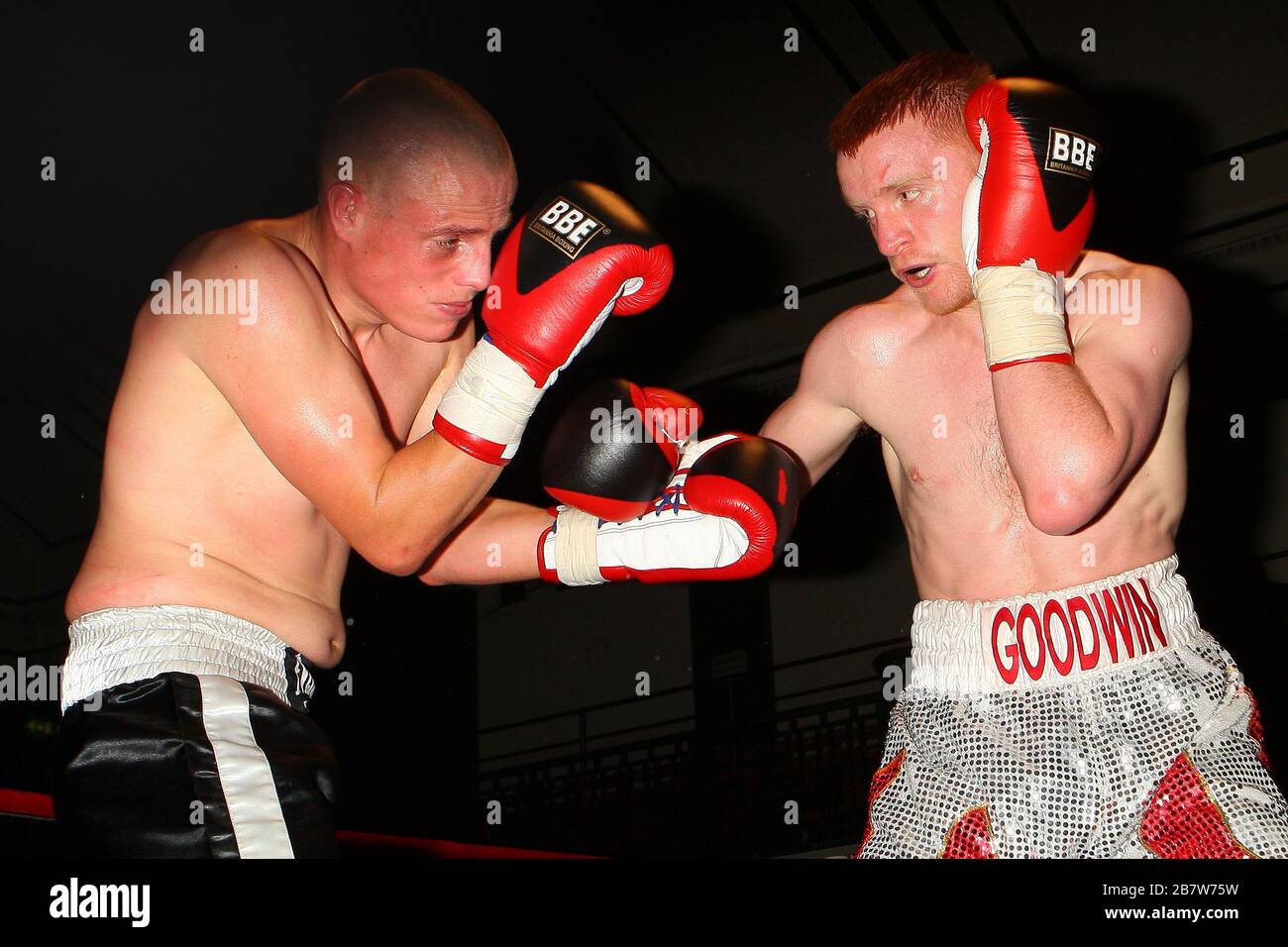 Chris Goodwin (Silber/rote Shorts) besiegt Wesley Hertoghe in einem Boxwettbewerb im Weltergewicht für die International Masters Ttile in der York Hall, Bethnal G Stockfoto