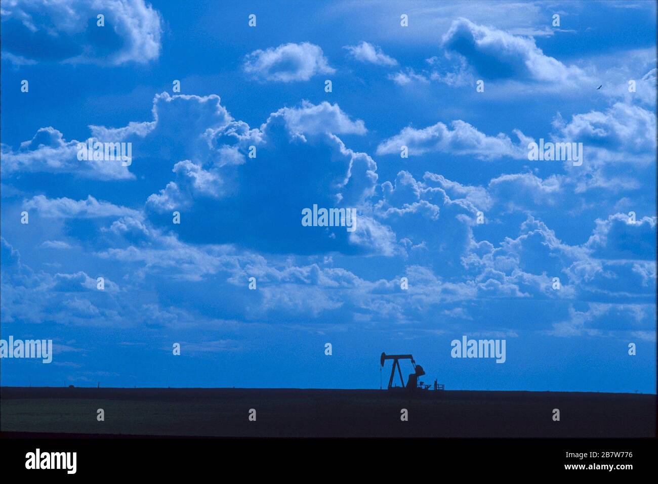 Ölextrahierende Kürbisse, die vor Himmel und Wolken in Küstenebenen in der Nähe von Corpus Christi Texas geschildet wurden. ©Bob Daemmrich Stockfoto