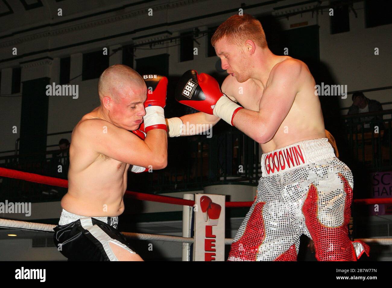 Chris Goodwin (Silber/rote Shorts) besiegt Wesley Hertoghe in einem Boxwettbewerb im Weltergewicht für die International Masters Ttile in der York Hall, Bethnal G Stockfoto