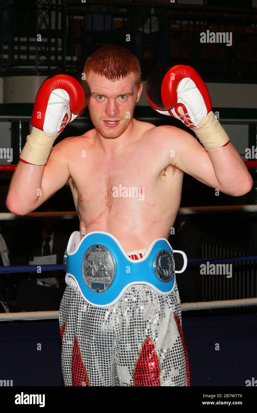 Chris Goodwin (Silber/rote Shorts) besiegt Wesley Hertoghe in einem Boxwettbewerb im Weltergewicht für die International Masters Ttile in der York Hall, Bethnal G Stockfoto