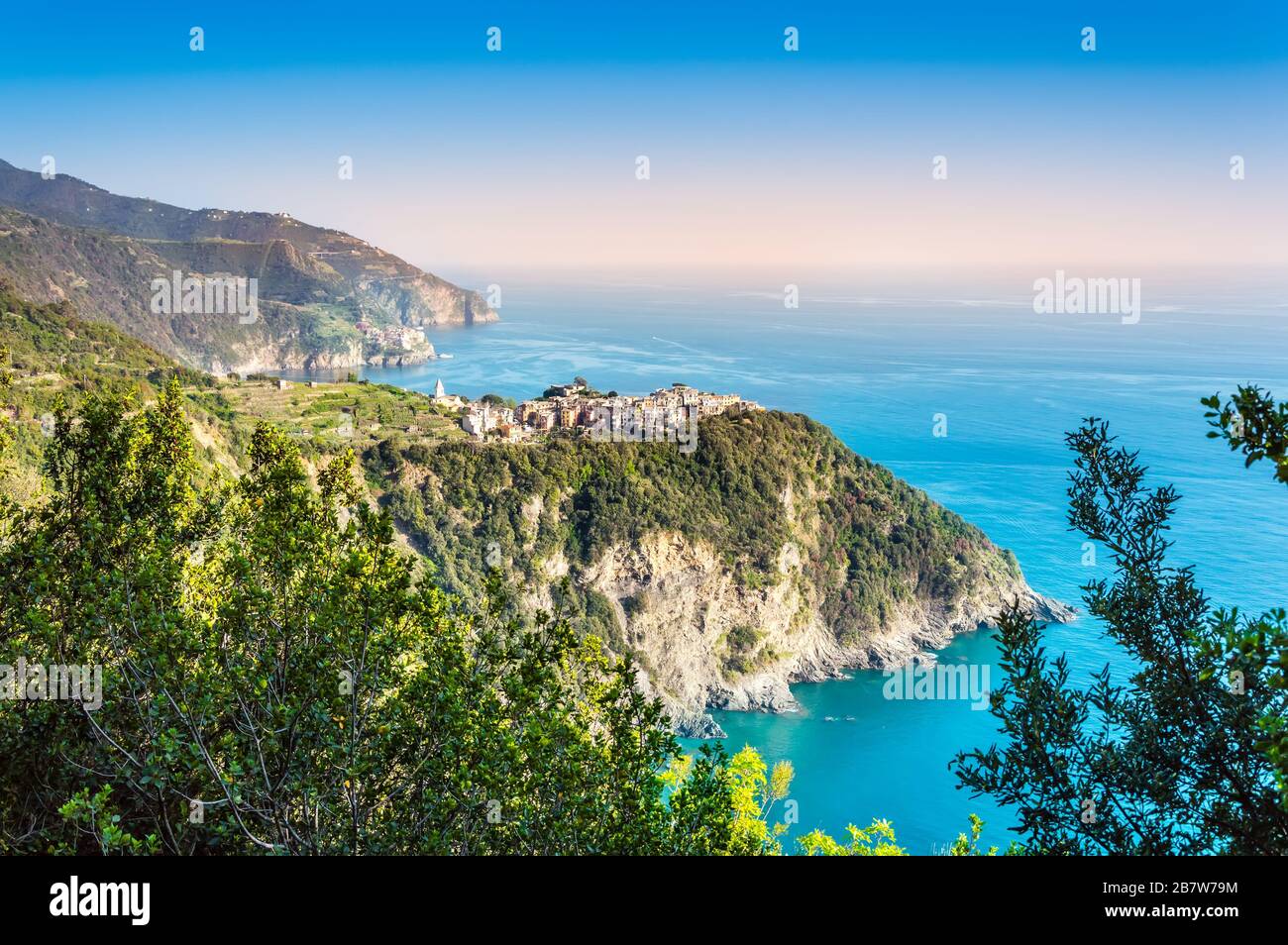 Corniglia, Cinque Terre - schönes kleines Dorf mit bunten Gebäuden auf der Klippe mit Blick auf das Meer. Cinque Terre National Park mit rauer Küste Stockfoto