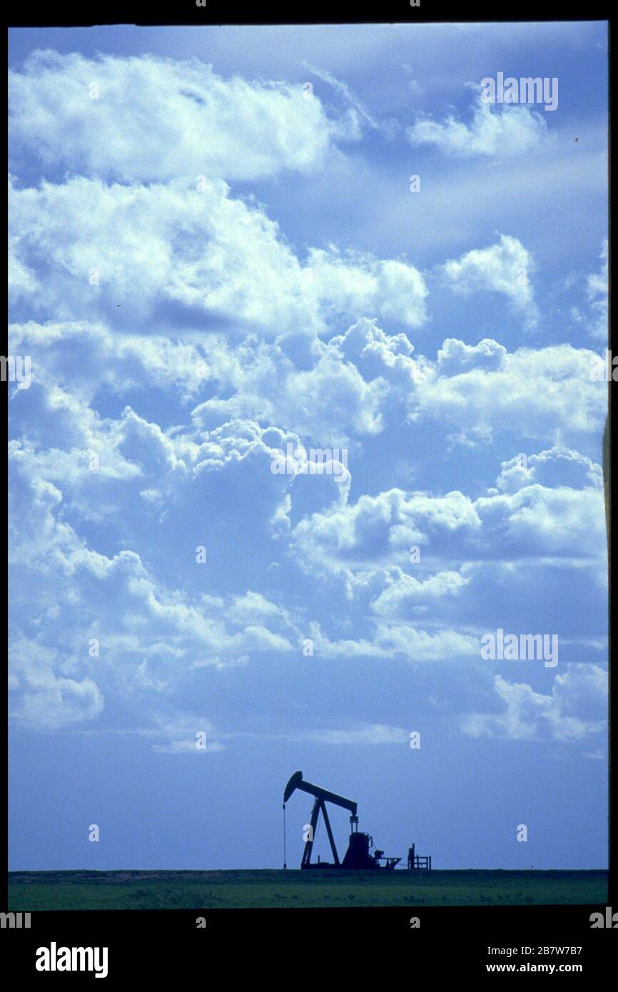 Ölextrahierende Kürbisse, die in der baumlosen Küstenebene in der Nähe von Corpus Christi Texas vor Himmel und Wolken geschildet wurden. ©Bob Daemmrich Stockfoto