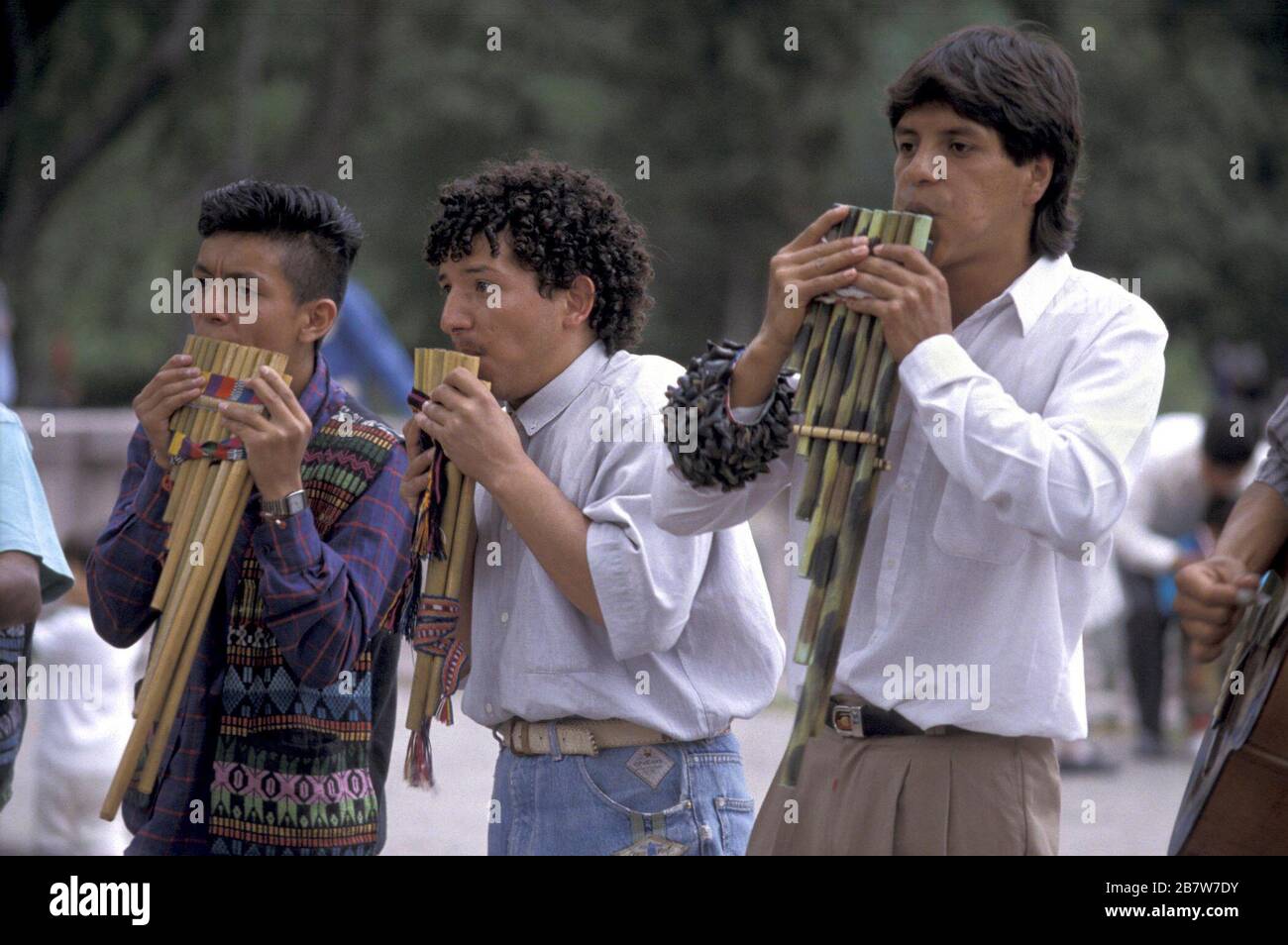 Mexico City DF, Mexiko: Musiker treten auf Holzpfeifen im Chapuitepec Park auf. ©Bob Daemmrich / Stockfoto