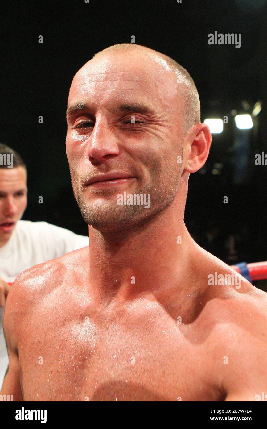 Ben Jones (schwarze/gelbe Shorts) besiegt Akaash Bhatia (Goldshorts) in einem Super-Featherweight-Boxwettkampf um den englischen Titel im Medway Park, Gill Stockfoto