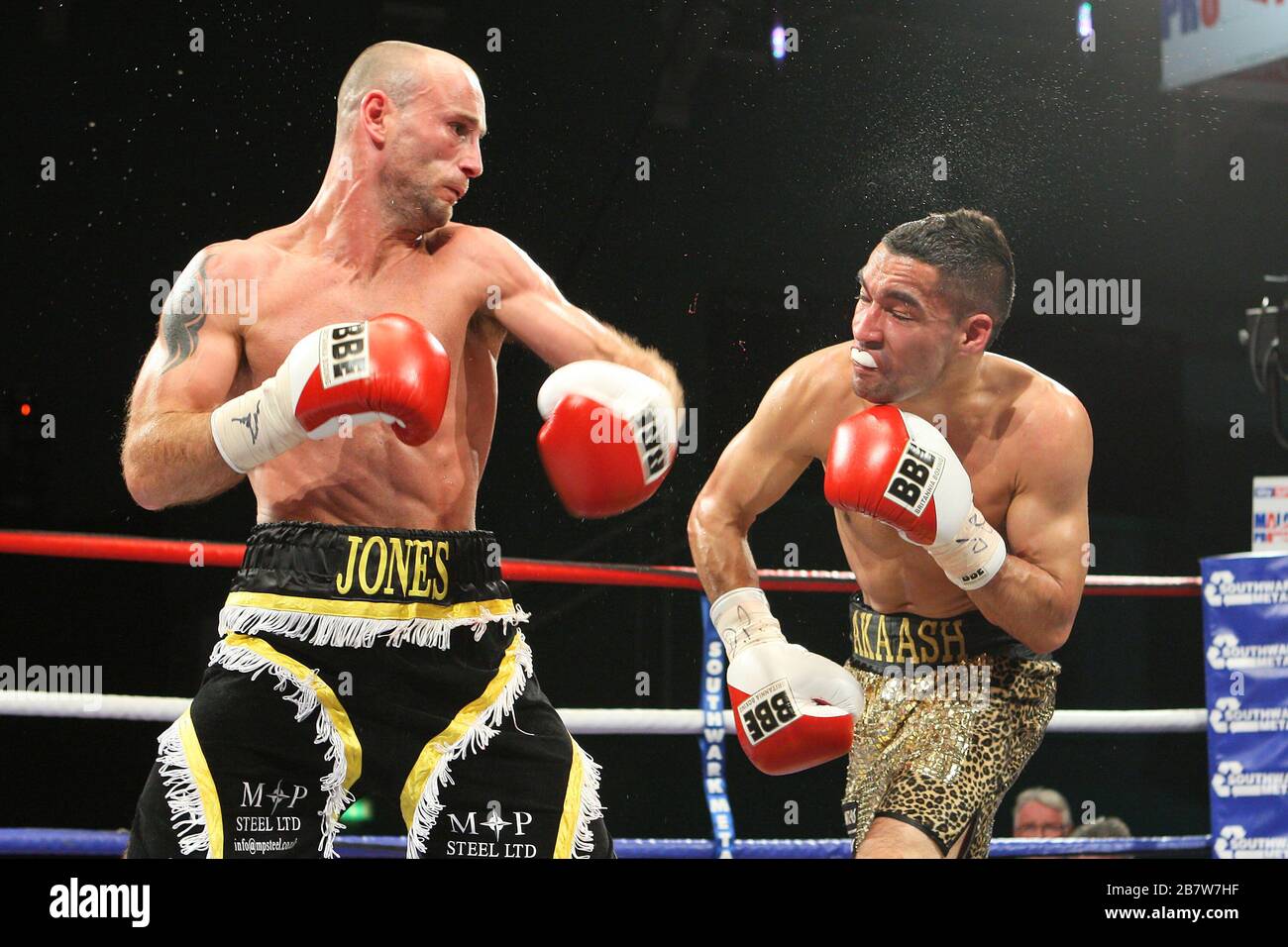 Ben Jones (schwarze/gelbe Shorts) besiegt Akaash Bhatia (Goldshorts) in einem Super-Featherweight-Boxwettkampf um den englischen Titel im Medway Park, Gill Stockfoto