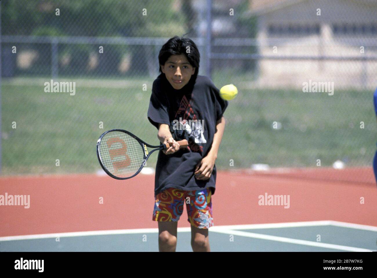 Austin, Texas USA: Junior High Student lernen, Tennis während der Sportausbildung zu spielen. ©Bob Daemmrich Stockfoto