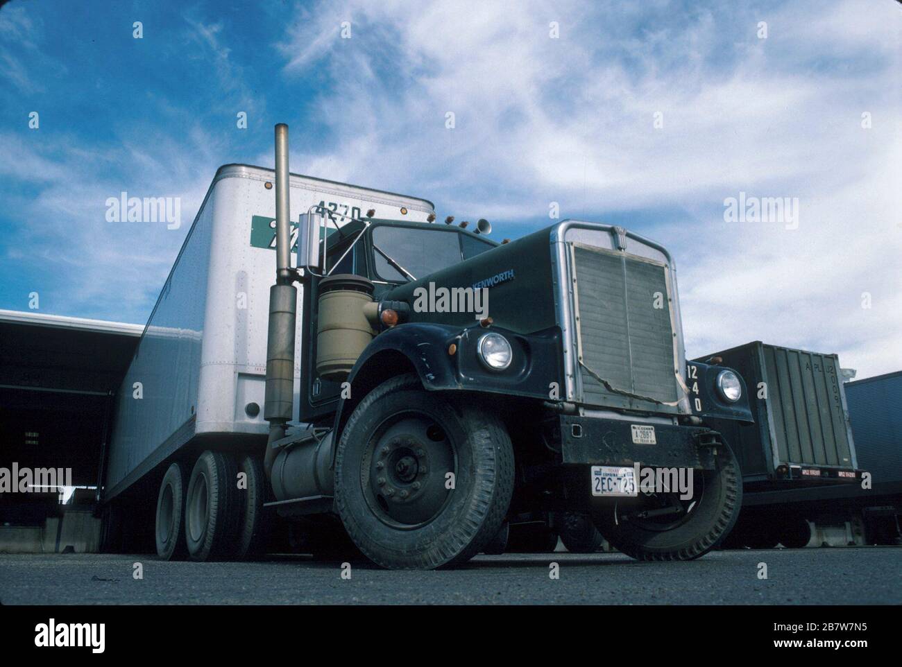 Lubbock, Texas USA: Traktor-Anhänger-Rig lädt Ladung im Lager. ©Bob Daemmrich Stockfoto