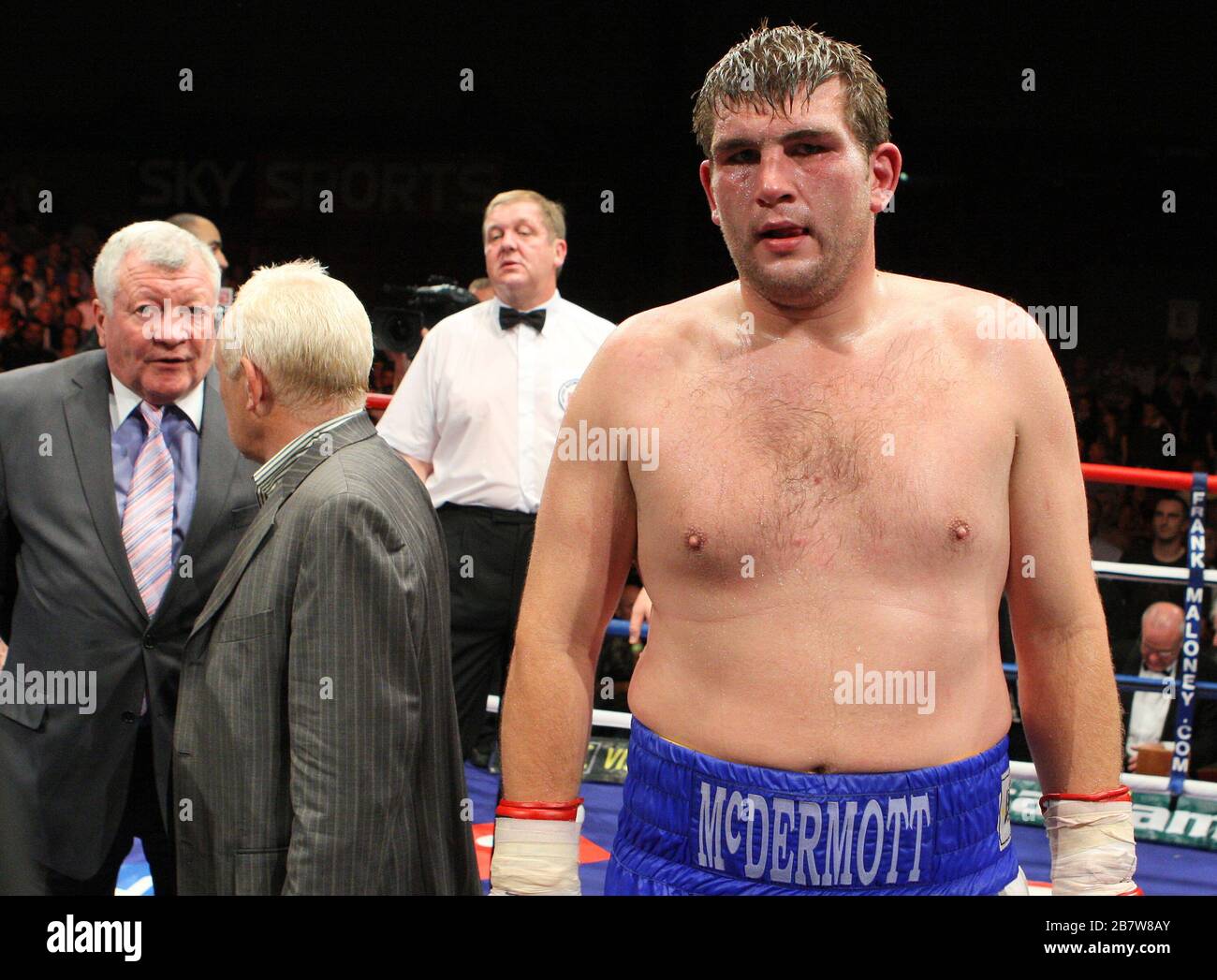 Bestürzung für McDermott am Ende des Kampfes - Tyson Fury (schwarze Shorts) besiegt John McDermott in einem Heavyweight Boxing-Wettbewerb um den englischen Titel Stockfoto