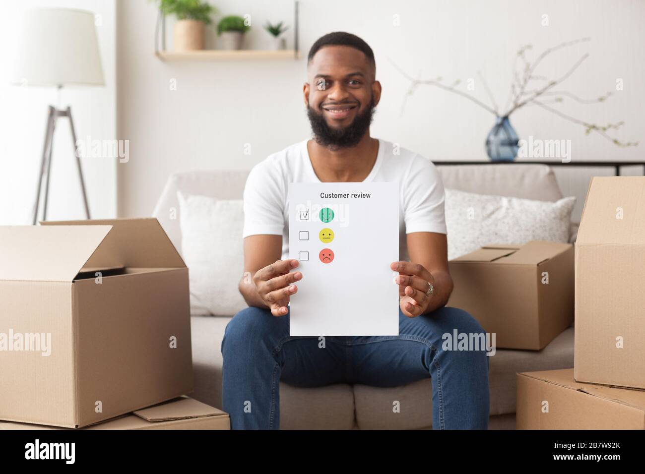 Gutes Konzept zur Kundenbewertung. Mann liebt Online-Shopping Stockfoto