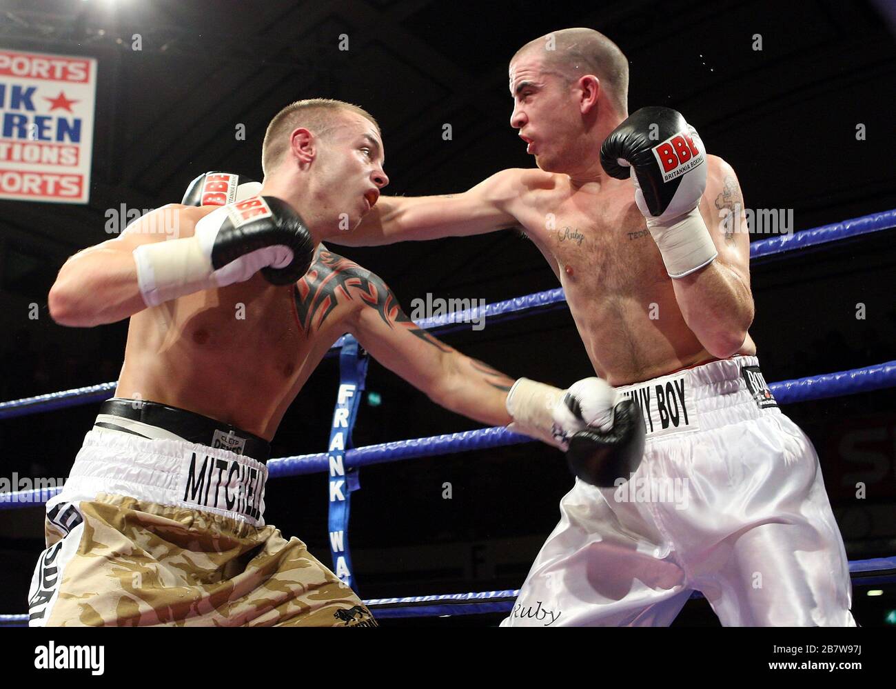 Vinny Mitchell (Tarnshorts) besiegt Johnny Greaves in einem Super-Featherweight-Boxwettbewerb in der York Hall, der von Frank Warren gefördert wird Stockfoto