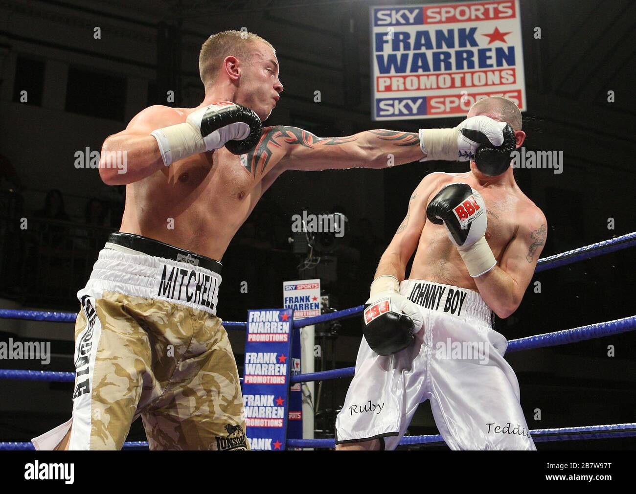 Vinny Mitchell (Tarnshorts) besiegt Johnny Greaves in einem Super-Featherweight-Boxwettbewerb in der York Hall, der von Frank Warren gefördert wird Stockfoto